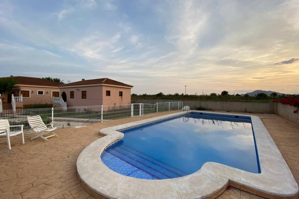 Dolores, Un Chalet Con Piscina Y Barbacoa En La Huerta Del Segura. Chalet Catral