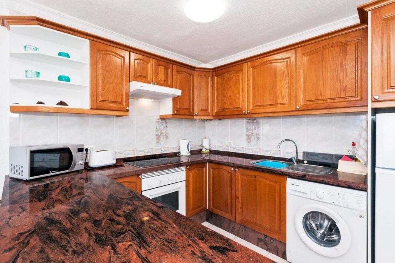 Victoria Court - 1 Bed Pool & Sea View Apartment Los Cristianos (Tenerife)