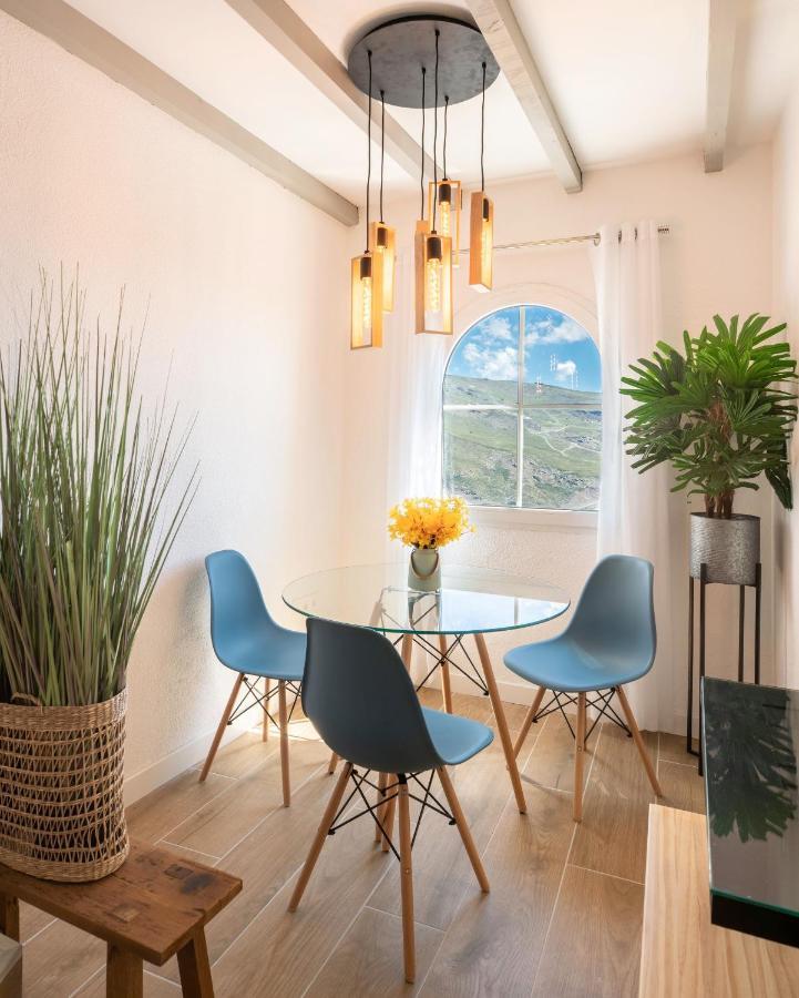 Beautifully Renovated 4 Bedroom + Kid's *