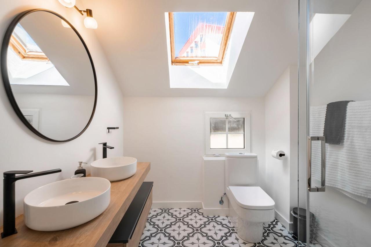 Beautifully Renovated 4 Bedroom + Kid's Chalet