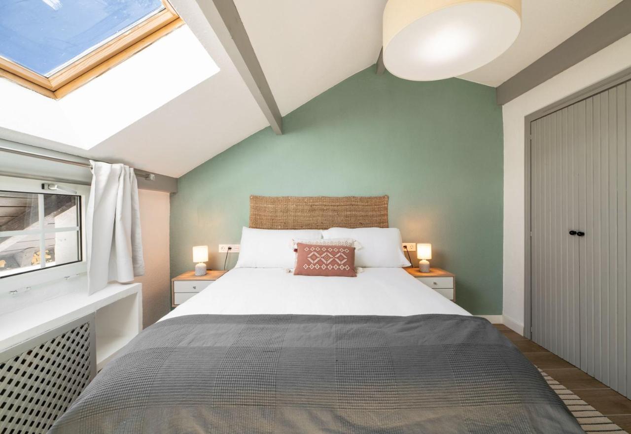 Beautifully Renovated 4 Bedroom + Kid's Chalet Sierra Nevada