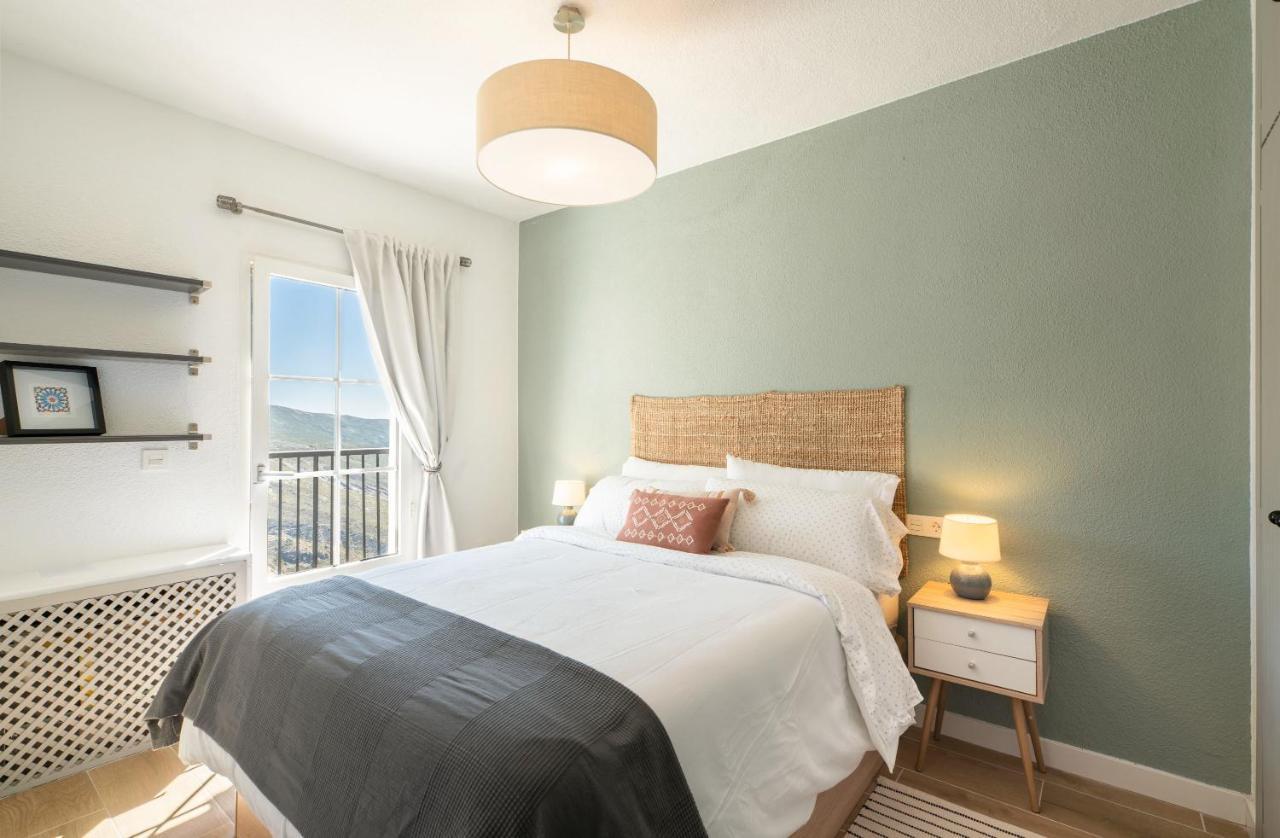 Beautifully Renovated 4 Bedroom + Kid's Chalet