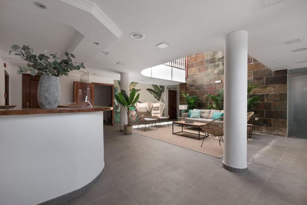 Hotel House *