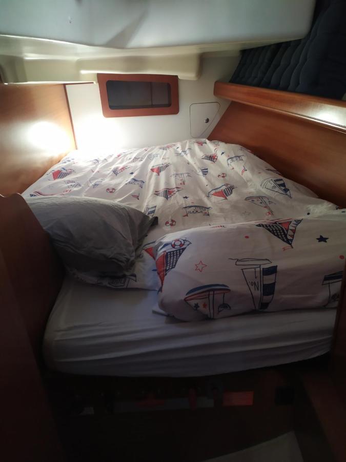 Botel Cruising Boat For Up To 6 People In Masnou *