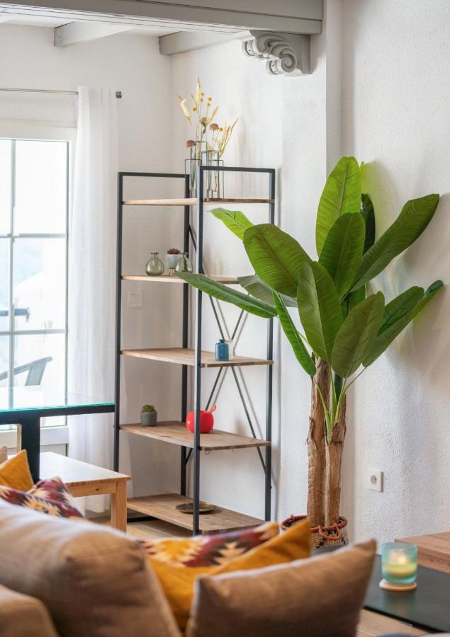 Beautifully Renovated 4 Bedroom + Kid's *