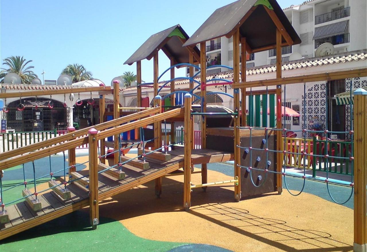 Family Friendly Patio And Poolview Apartment
