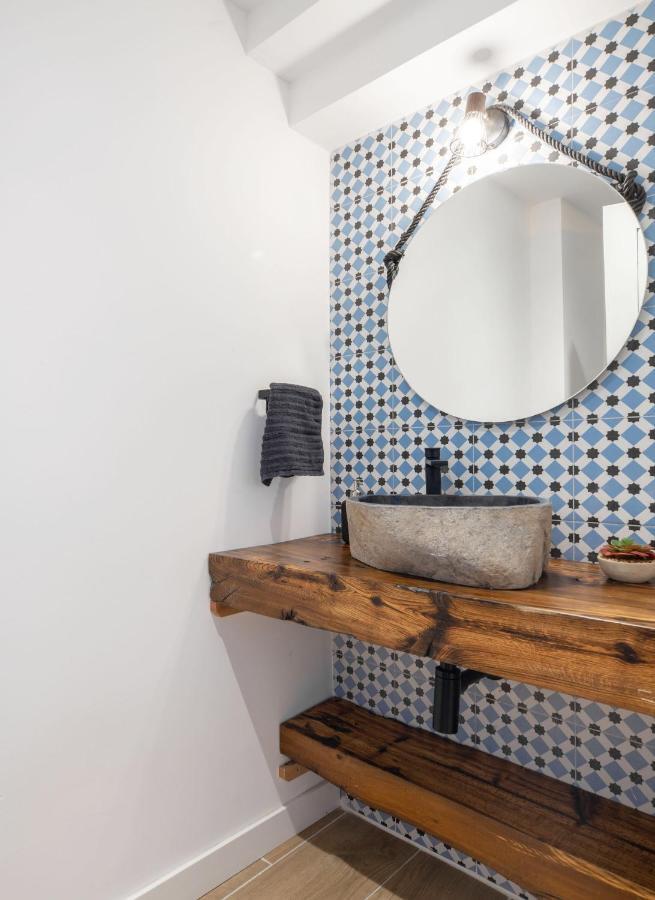 Beautifully Renovated 4 Bedroom + Kid's Chalet *