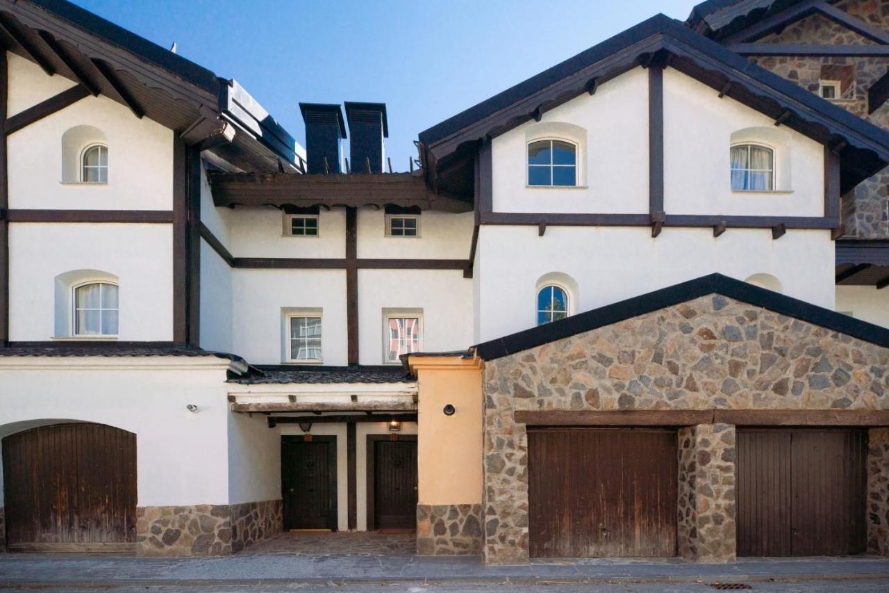 Beautifully Renovated 4 Bedroom + Kid's Chalet *
