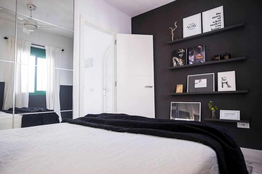 Apartment The Black House In *