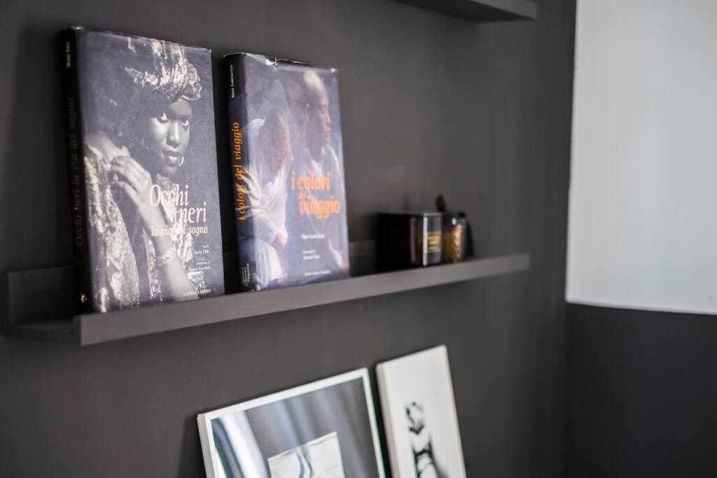 The Black House In Apartment *