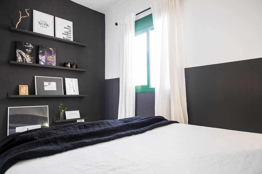 Apartment The Black House In *