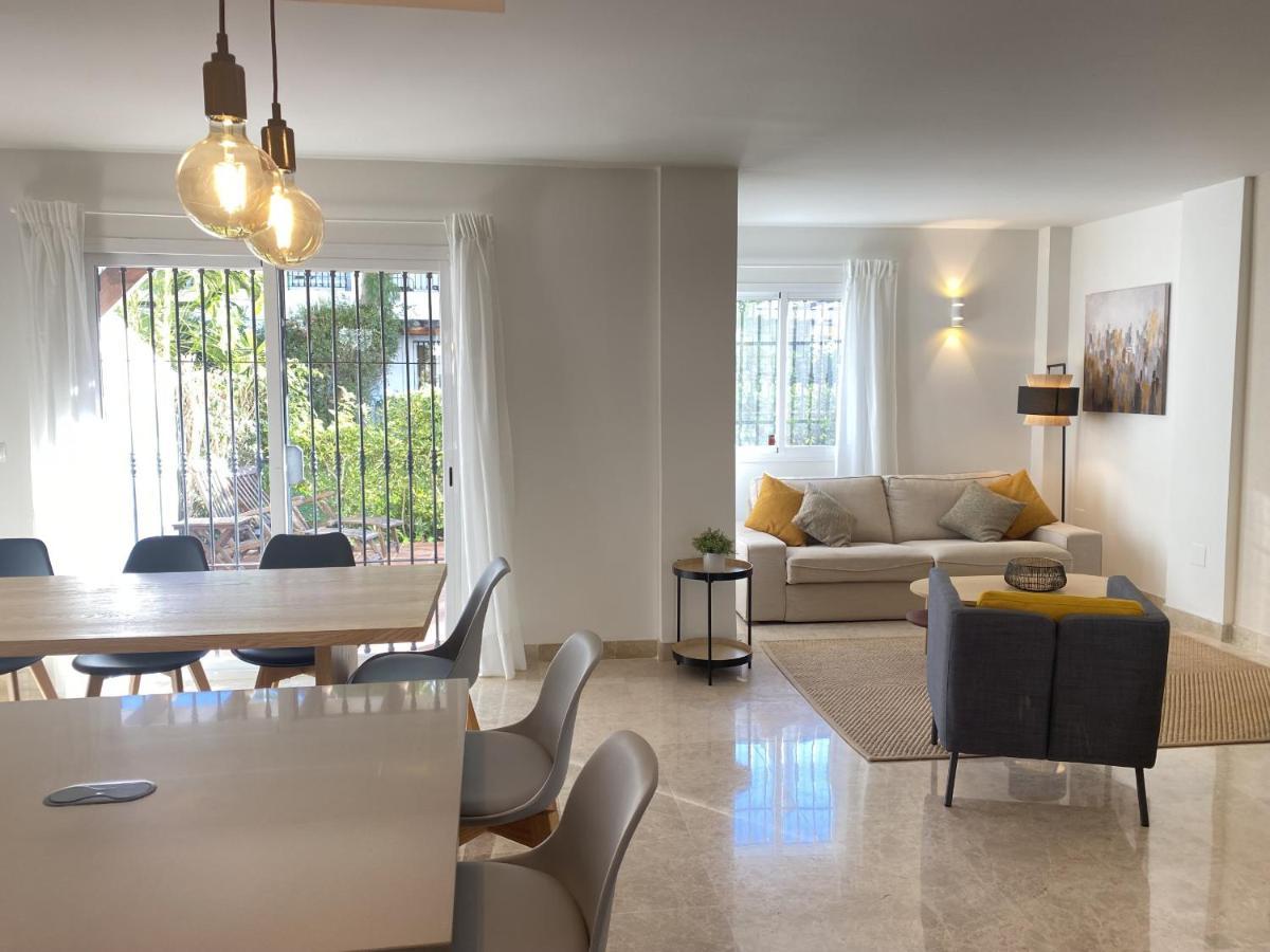 Preciosa Casa De 4 Y 3 Banos, Urbanizacion Naranjos, Puerto Banus Marbella