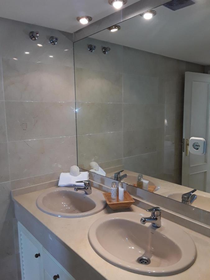 Beachfront Neptuno I, Complex,views,pool,garden, Elviria *