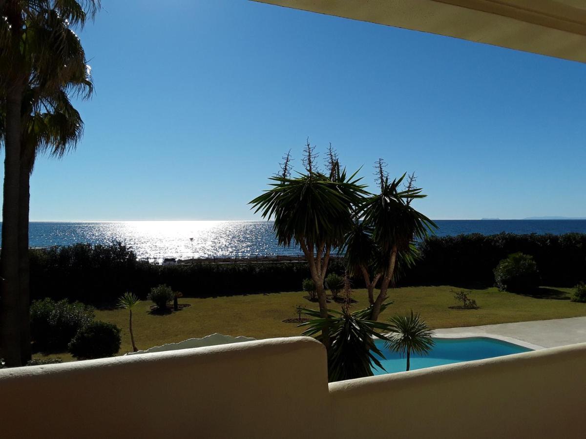 Beachfront Neptuno I, Complex,views,pool,garden, Elviria Apartment