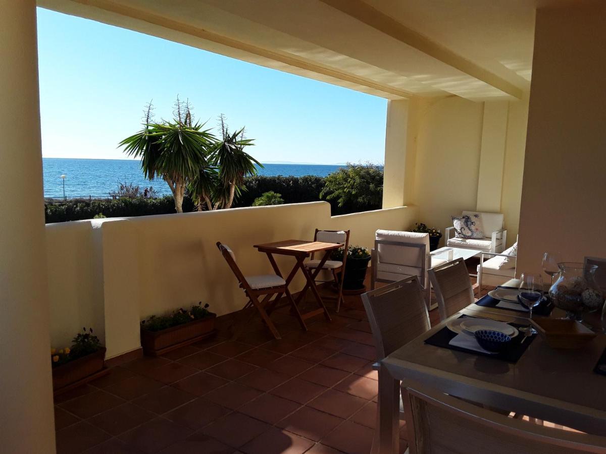 Beachfront Neptuno I, Complex,views,pool,garden, Elviria