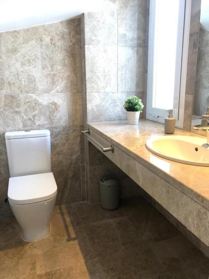 Preciosa Casa De 4 Y 3 Banos, Urbanizacion Naranjos, Puerto Banus Marbella