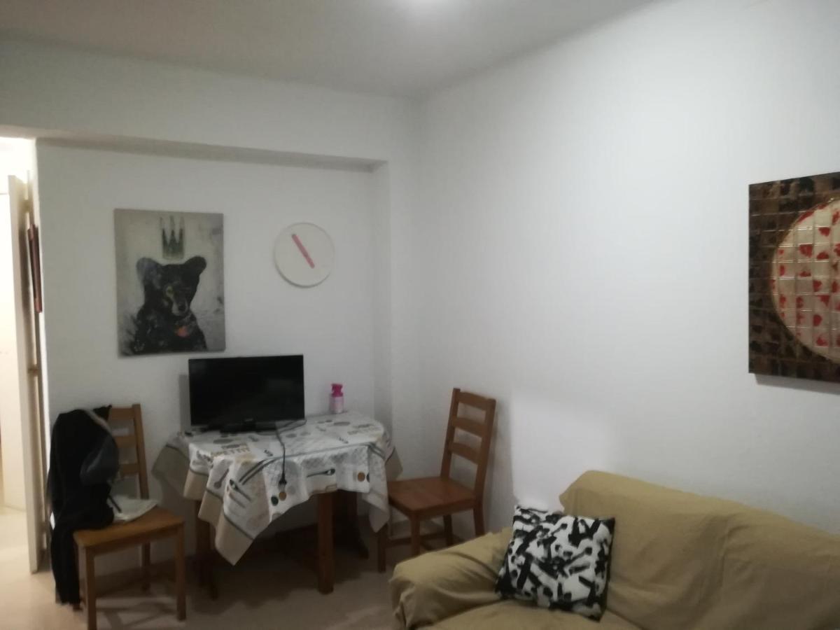Camera Privata Singola In Appartamento, Bagno In Comune, Aria Condizionata Caldo Freddo, Wifi, Tv