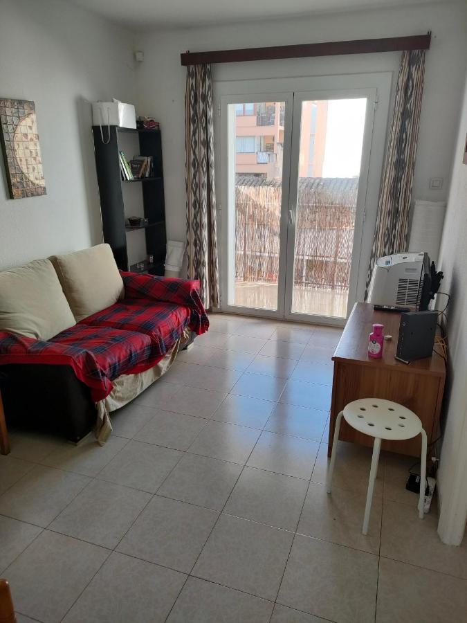 Guest house Camera Privata Singola In Appartamento, Bagno In Comune, Aria Condizionata Caldo Freddo, Wifi, Tv *