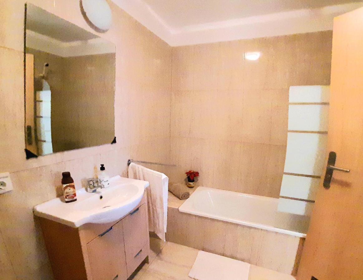 Bright And Calm With Pools, Golf Court Apartment *