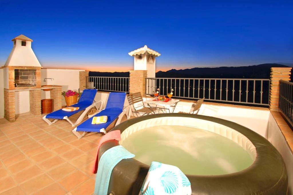 Сasa de vacaciones Casa Jose -beautiful Village House- Jacuzzi Included-views-bbq-aircon-wifi *