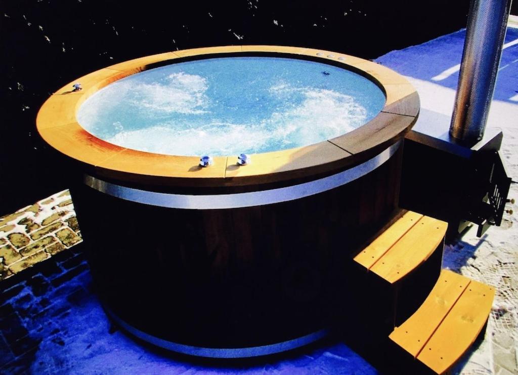 Orozca Farmhouse Lagoon Pool With Retro Hot Tub And Wi-fi Villa