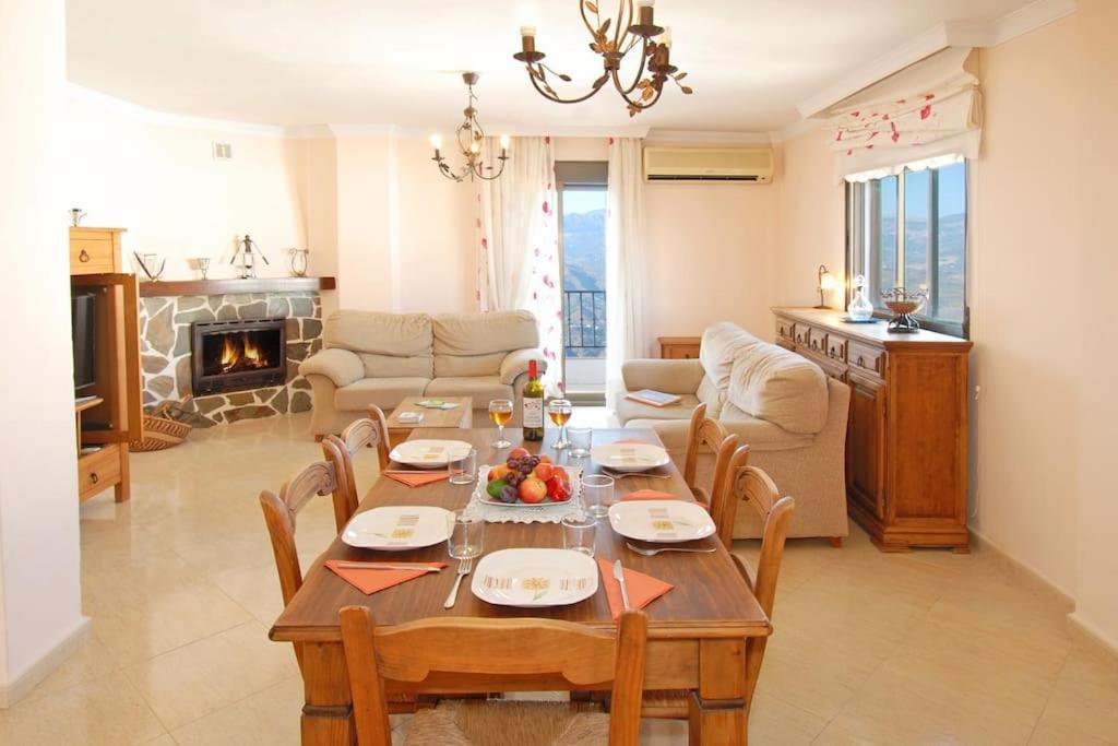 Holiday home Casa Jose -beautiful Village House- Jacuzzi Included-views-bbq-aircon-wifi