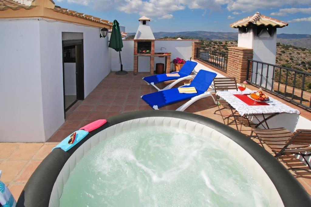 Casa Jose -beautiful Village House- Jacuzzi Included-views-bbq-aircon-wifi Сasa de vacaciones