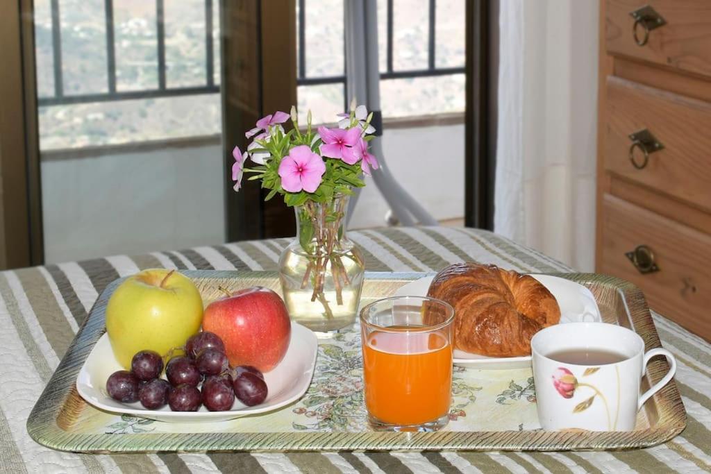 Casa Jose -beautiful Village House- Jacuzzi Included-views-bbq-aircon-wifi *