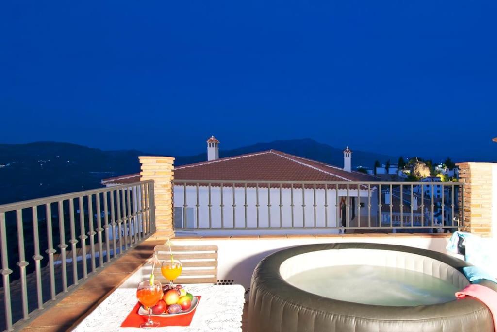 Casa Jose -beautiful Village House- Jacuzzi Included-views-bbq-aircon-wifi *