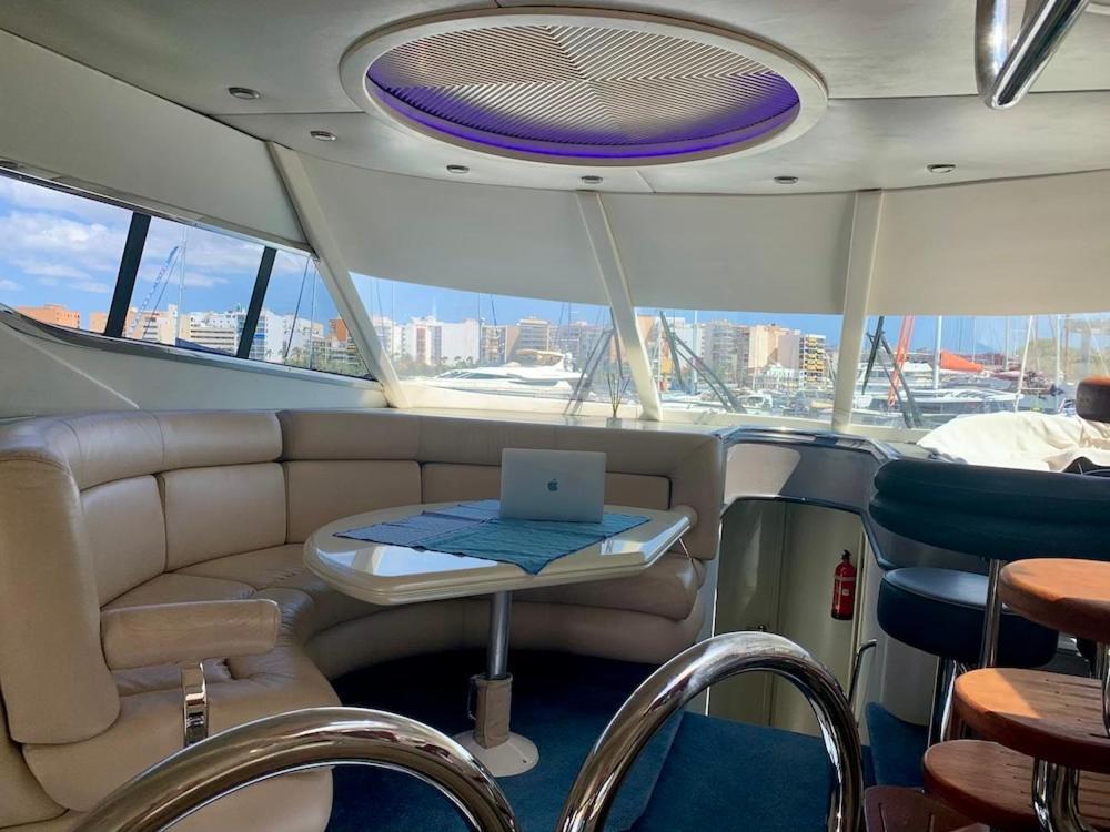 Botel Yacht 18m Sunseeker In Mallorca Mit Fruehstueck & Bordcrew *