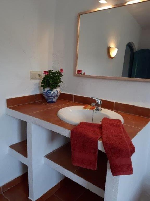 Meleros Andalucian Set In Its Own Land With Beautiful Terraces, Garden & Pool. Villa Olvera