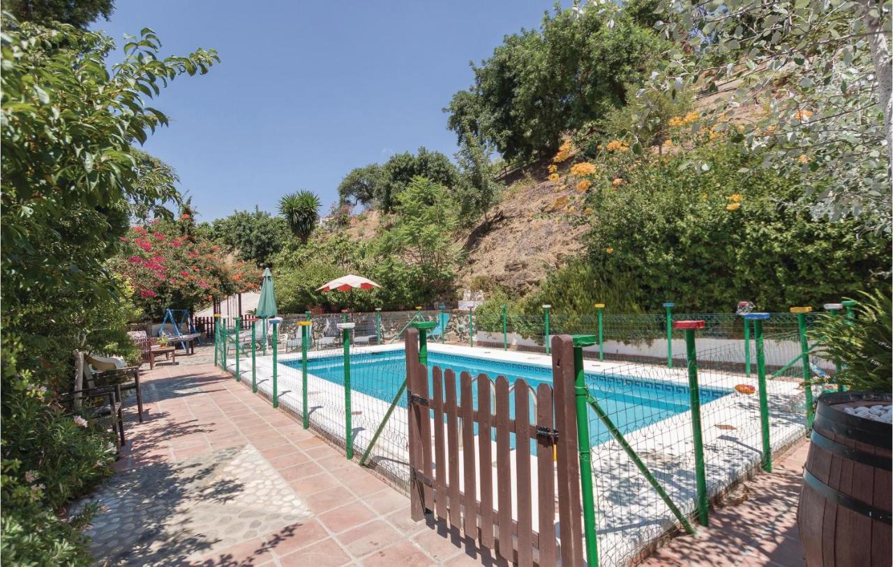 Beautiful Home In Totaln With 6 Bedrooms And Outdoor Swimming Pool Holiday home