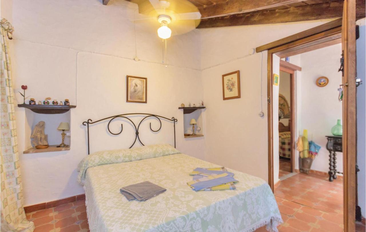 Beautiful Home In Totaln With 6 Bedrooms And Outdoor Swimming Pool Holiday home