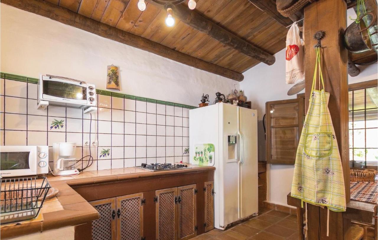 Beautiful Home In Totaln With 6 Bedrooms And Outdoor Swimming Pool Holiday home