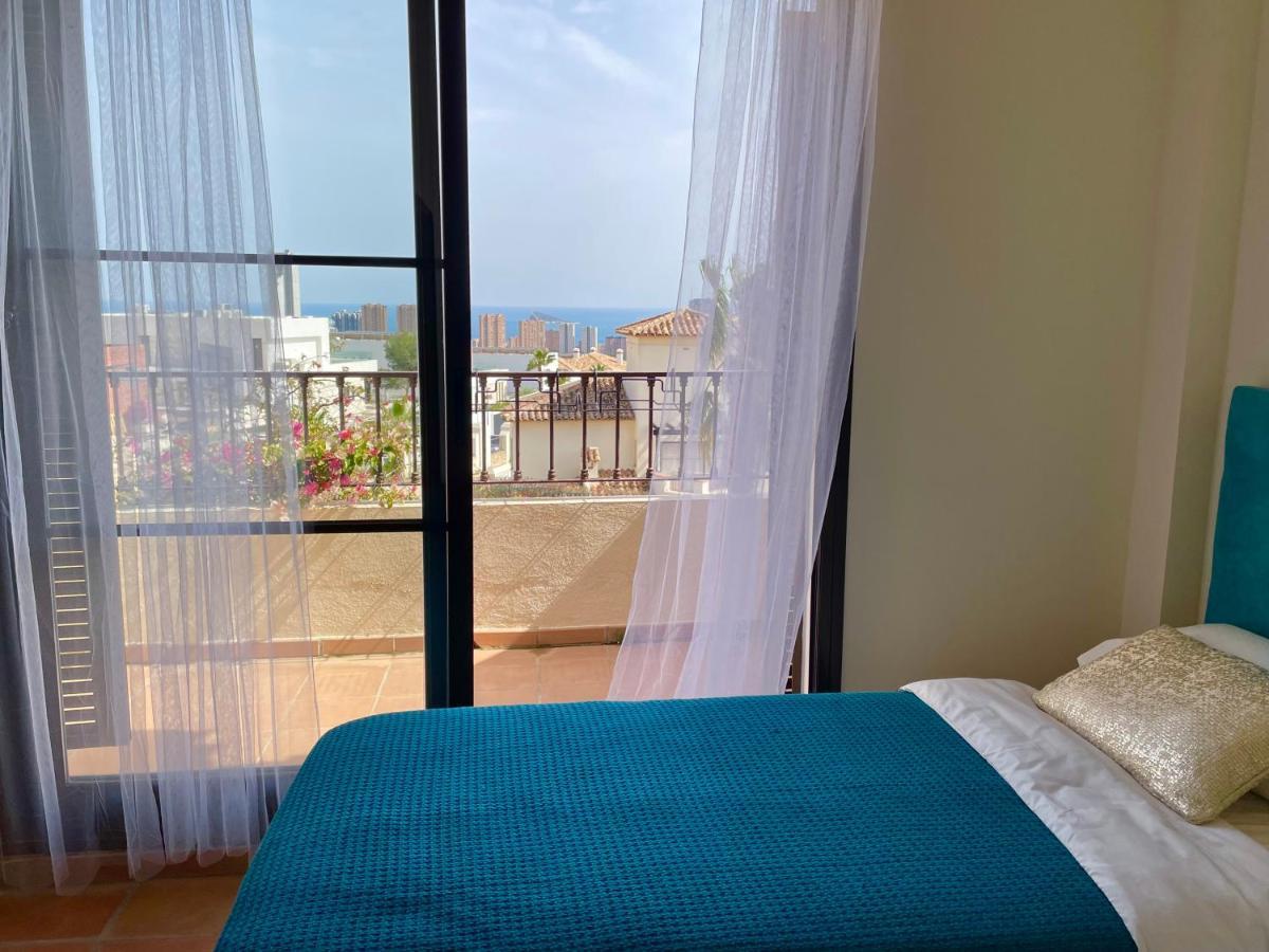 Adosado De Estilo Mediterraneo, Con Jardin Y Vistas Finestrat