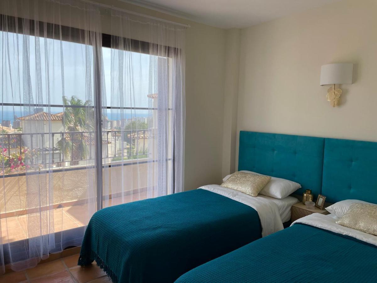 Adosado De Estilo Mediterraneo, Con Jardin Y Vistas *