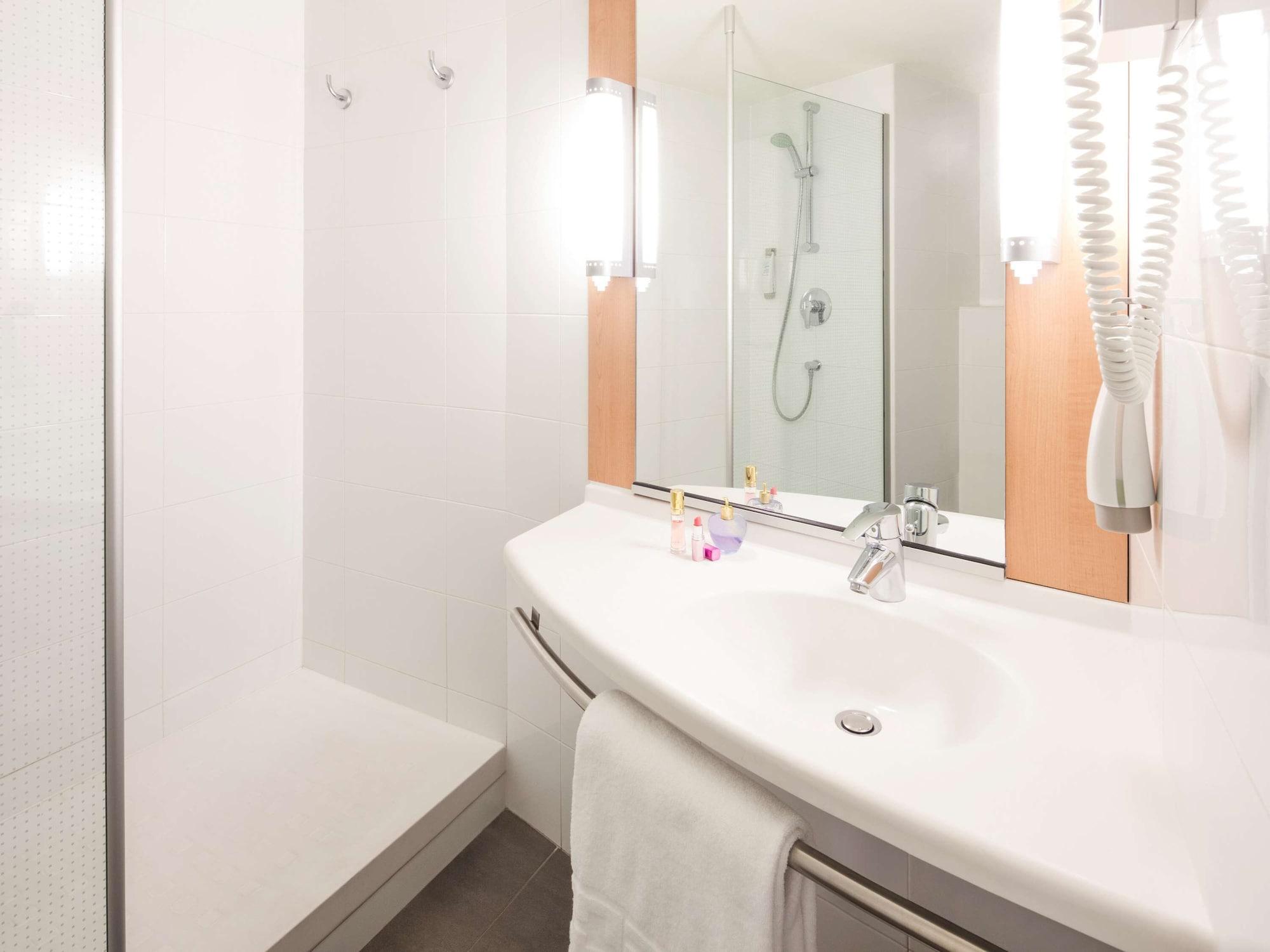 Ibis Barcelona Santa Coloma Hotel 2*