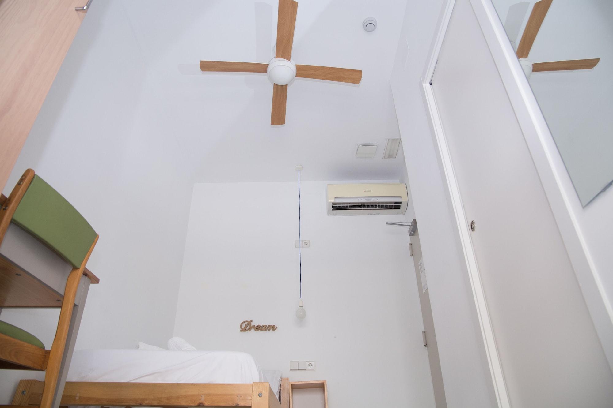 Hostal The Nomad Hostel&pension *