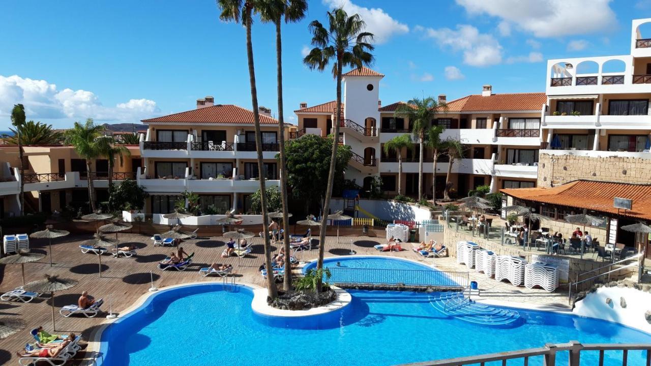 Apartment With Pool And Gardens Near The Coast *