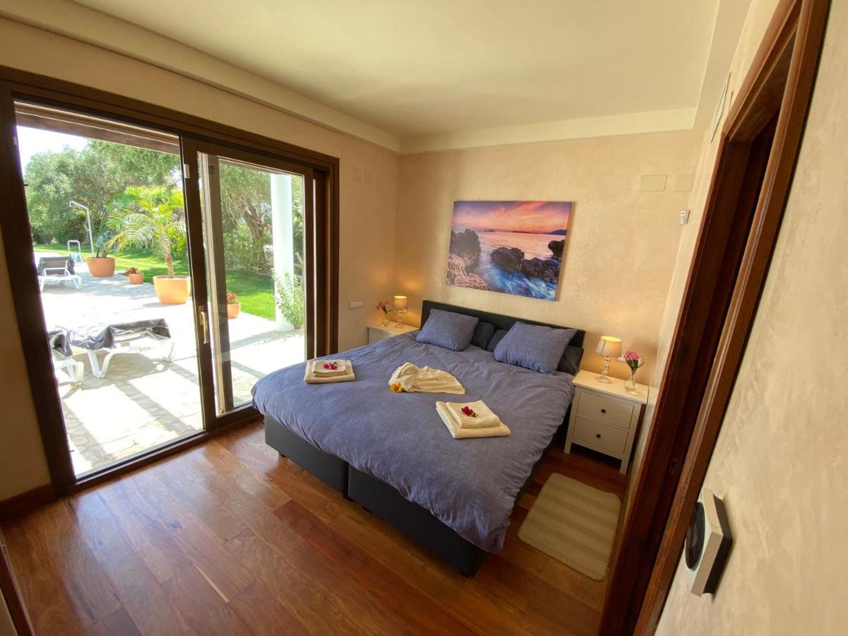 Lara Benalup - Casas Viejas