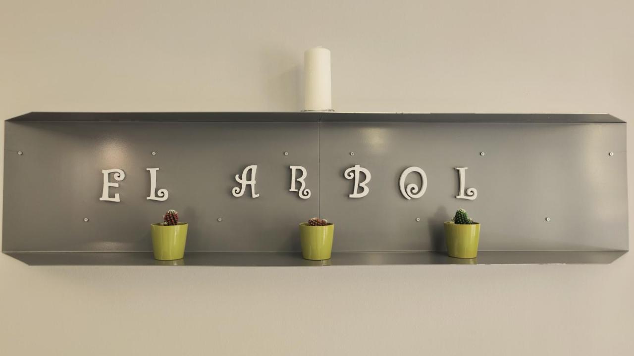 El árbol - Rooftop Pool - Puerto Deportivo Marbella