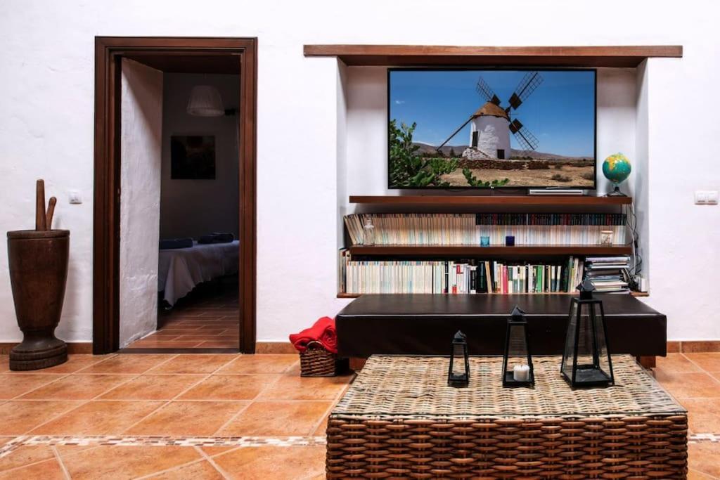 Villa Historica Con Molino De Viento