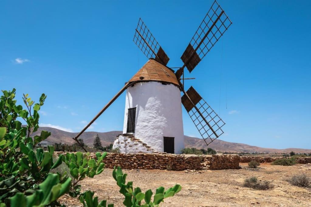 Historica Con Molino De Viento Antigua (Fuerteventura)