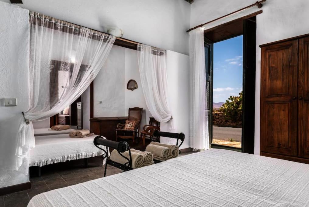 Historica Con Molino De Viento Villa