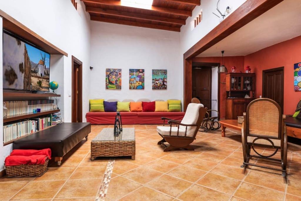 Villa Historica Con Molino De Viento *