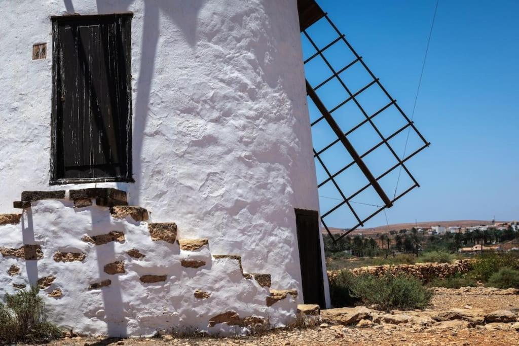 Historica Con Molino De Viento Villa *