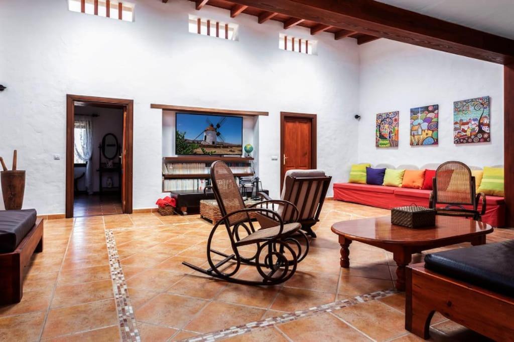 Historica Con Molino De Viento Villa *