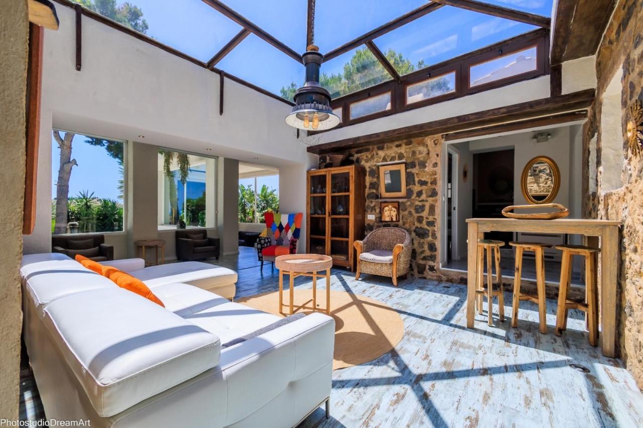 Mimar L Villa