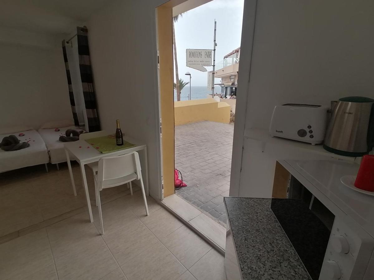 Small Studio, 50 M Front Of The Ocean & Free Wifi * Playa Fanabe