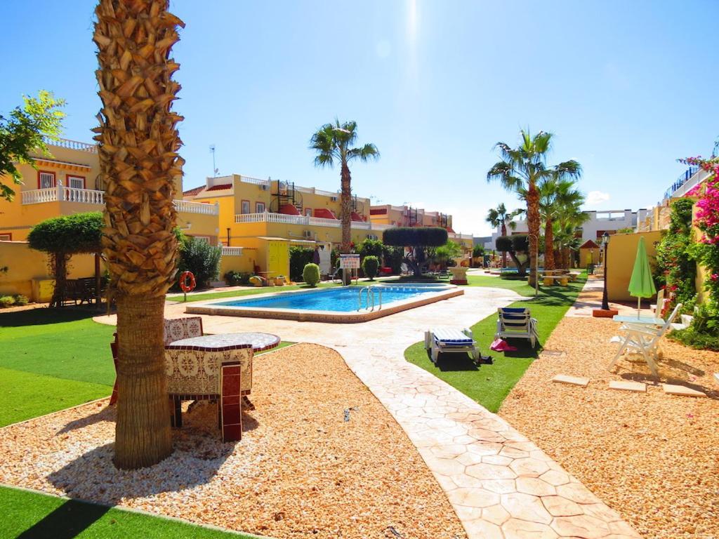 Сasa de vacaciones Casa La Zenia Elite Townhouse With Shared Pool And 10 Minutes Walk To Beach Oriola (Orihuela)